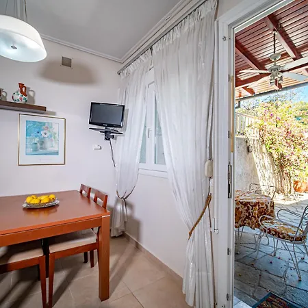 Vasiliki's - Alykes Holiday home *